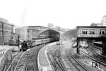 Die Osnabrücker 01 1068 startet mit dem D 368 (Münster - München) in Wuppertal-Elberfeld. Die Bahnhofshalle wie auch das Stellwerk "Wt" verschwand im Zuge der Elektrifizierung Anfang der 1960er Jahre. Ganz links steht das Gebäude der Bundesbahndirektion. (08.08.1959) <i>Foto: Ernst Winter</i>