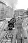 Ausfahrt des D 368 nach München mit der Osnabrücker 01 1068 in Wuppertal-Elberfeld. Die 01.10 wird bis Köln am Zug bleiben. (08.08.1959) <i>Foto: Ernst Winter</i>