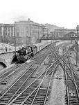 Mit dem E 342 (Kassel - Hagen - Düsseldorf - M Gladbach) fährt 03 055 vom Bw M Gladbach aus Wuppertal-Elberfeld. Links ist die Wuppertaler Direktion zu sehen, an der Bahnhofstraße türmen sich noch die Schuttberge der im Krieg ausgebombten Häuser. (08.08.1959) <i>Foto: Ernst Winter</i>