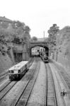 Paralleleinfahrt zwischen einem VT 95 als T 1551 nach Dieringhausen und der Langerfelder 38 2347 vor P 2392 (Aachen - Hagen) in Wuppertal-Elberfeld. (08.08.1959) <i>Foto: Ernst Winter</i>