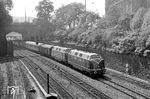 Doppeltraktionen vor Reisezügen waren bei der DB der 1950er Jahre eher selten. Im Sommer 1959 fährt der D 103 von Köln nach Hamburg-Altona, bespannt mit zwei V 200, in Wuppertal-Elberfeld ein. Führende Lok war die erst zwei Wochen alte V 200 082 des Bw Hamm (Westf). Die DB wie auch der Motorenhersteller Maybach waren von dem Bild fasziniert und verwendeten einen Auschnitt mit den beiden Loks als Werbevorlage, wie E. Winter voller Stolz erzählte. (08.08.1959) <i>Foto: Ernst Winter</i>
