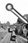 Der intensive Nahverkehr auf der Wuppertaler Talstrecke wurde ab Ende der 1940er Jahre zunehmend mit vertakteten Zügen betrieben. Die lang gestreckte Trasse mit vielen Stationen bot sich dafür auch geradezu an. Für die Fahrten wurden in der Regel Loks der BR V 36, 64 und 78 eingesetzt. Man fuhr mit Steuerwagen der Vorkriegs-Triebwagen oder baute in Bi-Personenwagen einen Führerstand ein, die mit indirekter Steuerung versehen, allerdings weiterhin Personal auf den Loks erforderten. Sehr eng geht es (bis heute) zwischen Wuppertal-Elberfeld und -Steinbeck zu. Der Wendezug N 038 aus Gevelsberg Nord passiert mit einer preußischen T 18 von Elberfeld kommend das Einfahrsignal in Steinbeck. (08.08.1959) <i>Foto: Ernst Winter</i>