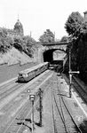 Eine Vierereinheit VT 95/VB 142 ist als Sonderzug in Wuppertal-Steinbeck auf Tour. Oben grüßt die historische Stadthalle. (08.08.1959) <i>Foto: Ernst Winter</i>