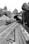 Die letzte 03.10 mit Altbaukessel war die Eckeseyer 03 1021, die mit dem E 316 (Göttingen - Altenbeken - Köln) im Einschnitt zwischen Wuppertal-Elberfeld und -Steinbeck unterwegs ist. Ihren Neubaukessel (Krupp 3674/1958) erhielt sie vier Monate später im AW Braunschweig. (08.08.1959) <i>Foto: Ernst Winter</i>