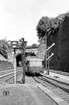 Eine VT 95/VB 142-Einheit fährt als Lt aus dem Bahnhof Wuppertal-Steinbeck nach -Elberfeld. Dort wird er als To 1085 nach Radevormwald weiterfahren. (08.08.1959) <i>Foto: Ernst Winter</i>