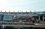 01 1085 war aus Osnabrück nach Hamburg gekommen und wendet auf der bekannten Doppel-Drehscheibe im Bw Hamburg-Altona. Nach Ende des Dampfbetriebs auf der "Rollbahn" wechselte sie am 28.09.1968 zum Bw Hamburg-Altona. (05.1967) <i>Foto: Rolf Hahmann</i>