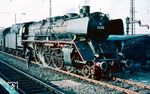 Den Lokwechsel am E 531 (Wuppertal-Vohwinkel - Norddeich Mole) nutzt das Personal der Rheiner 03 012 im Bahnhof Hamm (Westf) für eine kleine Nachschau, bevor es an die Nordseeküste geht. (09.1959) <i>Foto: Rolf Hahmann</i>