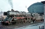 03 014 (Bw Bremen Hbf) vor einem Eilzug in Bremen Hbf. (10.1962) <i>Foto: Rolf Hahmann</i>