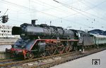 03 034 vom Bw Hamburg-Altona steht im Bahnhof Hamburg-Altona abfahrbereit vor dem E 1775 nach Westerland (Sylt). Kurze Zeit später übernahmen die Altonaer 01.10 alle Leistungen auf der Marschbahn. (09.1967) <i>Foto: Rolf Hahmann</i>