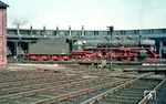 Nach einer L0-Bedarfsausbesserung im AW Braunschweig präsentiert sich 03 034 farbenfroh auf der Drehscheibe in ihrem Heimat-Bw Hamburg-Altona. (08.1962) <i>Foto: Rolf Hahmann</i>