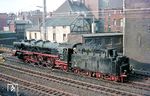 Die Mönchengladbacher 03 079 wartet in der Westausfahrt des Hagener Hauptbahnhofs auf die Übernahme des E 342. (06.1963) <i>Foto: Rolf Hahmann</i>