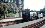 03 098 vom Bw Wittenberge fährt mit dem F 166 aus Berlin in Hamburg Hbf ein. Das Zugpaar F 165/166 war der Nachfolger des bis 1960 zwischen Berlin und Hamburg verkehrenden SVT Ext 165/166. Das seitdem lokbespannte Zugpaar bestand nur aus 5-6 Wagen und wurde von der DR als "Ex" ("Expresszug") eingestuft. Das Kürzel "F" ("Fernschnellzug") wurde nur von der DB zwischen Büchen und Altona verwendet. Alle anderen klassischen Berliner Schnellzüge wie der D 163/164, die mit 12 Wagen fuhren, wurden übrigens weiterhin als D-Züge bezeichnet.  (09.1963) <i>Foto: Rolf Hahmann</i>