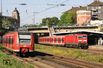 Symbolisch überholt der Triebwagen 425 095 als RB 11329 nach Bonn-Mehlem den lokbespannten Zug der S 8 nach Mönchengladbach mit 143 614 in Wuppertal-Steinbeck. Zukünftig setzt die Bahn AG nur noch auf Triebzüge im Nahverkehr. (03.05.2011) <i>Foto: Wolfgang Bügel</i>