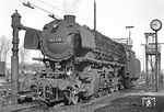 Anfang der 1970er Jahre hatte man die 44er auf der Emslandstrecke noch sauber nach Feuerungsarten getrennt. Die Kohlemaschinen gehörten dem Bw Emden an, die Öler zum Bw Rheine. Im Bw Rheine steht 043 438, die ein halbes Jahr später ihre aktive Dienstzeit hier beendete. (23.03.1972) <i>Foto: Wolfgang Bügel</i>