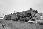 042 105 und 042 166 machen sich in Rheine als Lz auf den Weg nach Bentheim. (23.03.1972) <i>Foto: Wolfgang Bügel</i>