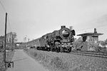 012 100 fährt mit E 1806 aus Norddeich Mole in Rheine ein. Der Schrankenposten 165a am Bü der Lessingstraße ist heute auch Geschichte. (23.03.1972) <i>Foto: Wolfgang Bügel</i>