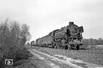 Mit De 5753 aus Bentheim kommt 042 105 bei Bentlage angefahren. Neben dem auffällig tieferliegenden Frontschild besaß 042 105 den Neubaukessel der 03 1051. (23.03.1972) <i>Foto: Wolfgang Bügel</i>