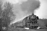 043 746 (44 1746) schleppt den 2000 t-Erzzug Gdg 9618 bei Bentlage. (23.03.1972) <i>Foto: Wolfgang Bügel</i>