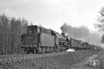 Und wieder ein "Rückwärtsfahrer": 042 320 mit einem Dg nach Oldenzaal (Nl) bei Bentlage. (23.03.1972) <i>Foto: Wolfgang Bügel</i>