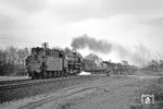 Leider verabschiedete sich das Wetter zusehends. 042 308 war mit dem Dg 7363 nach Bentheim somit der letzte Zug bei Bentlage. (23.03.1972) <i>Foto: Wolfgang Bügel</i>
