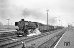 Das schlechte Wetter zwang nun zu Aufnahmen im Bahnhof Rheine, wo 042 210 mit einem Güterzug durchfuhr. (23.03.1972) <i>Foto: Wolfgang Bügel</i>