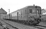 Die VT 60 des Bw Rheine hatten im Frühjahr 1972 ausgedient. 660 516, der am 28.02.1972 z-gestellt worden war, wartet mit Schwesterfahrzeugen im Bahnhof Rheine auf die Ausmusterung, die zum 01.08.1972 erfolgte. (23.03.1972) <i>Foto: Wolfgang Bügel</i>