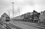 012 055 verlässt mit E 1807 nach Norddeich Mole den Bahnhof Rheine und trifft dort auf den abgestellten 660 516. (23.03.1972) <i>Foto: Wolfgang Bügel</i>