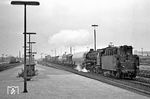 Rückwärts geht es für 042 052 mit einem Ng nach Lingen (Ems) durch den Bahnhof Rheine. (23.03.1972) <i>Foto: Wolfgang Bügel</i>