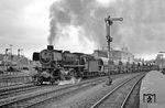 042 310 fährt mit einem Schotterzug in Rheine ein. Das Stellwerk "Rn" ging Ende 2001 außer Betrieb. (23.03.1972) <i>Foto: Wolfgang Bügel</i>