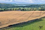 Wohl nicht nur wegen der Strände und weißen Kreidefelsen ist Rügen ein beliebter Urlaubsort, sondern auch wegen des "Rasenden Rolands", der hier mit 99 1782 vor P 232 nach Putbus bei Serams vorbeirauscht. Der Blick geht nach Prora auf die Ostsee. (19.07.2026) <i>Foto: Joachim Schmidt</i>