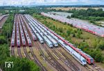 Die umfangreichen Gleisanlagen in Mukran werden vom Stillstandsmanagement der DB AG zum Abstellen von alten und nicht mehr benötigten Fahrzeugen benutzt. Bei den Triebzügen und Wagen handelt es sich aber mitnichten um unbrauchbare Fahrzeuge. Sie sind vielmehr Opfer einer Bahnpolitik, die durch die Vorgabe, immer neue Fahrzeuge durch die Aufgabenträger zu beschaffen, bei gleichzeitiger Abkehr von lokbespannten Einheiten im SPNV zugunsten von Triebwagen, letztlich auf den Verwerter warten. Daher wird das DB-Stillstandsmanagement (neu: „DB Resale“) auch als Gesellschaft zur Verschleuderung öffentlichen Eigentums kritisiert. (19.07.2026) <i>Foto: Joachim Schmidt</i>