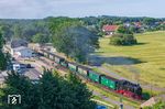 99 1782 mit P 222 nach Binz in Baabe. Im Herbst 2021 war die Lok wegen Fristablaufs abgestellt worden. Die zur erneuten Hauptuntersuchung erforderlichen Arbeiten an der Lok wurden in der Werkstatt der Rügenschen BäderBahn in Putbus durchgeführt. Seit Oktober 2025 ist die Lok wieder in Betrieb. Zum ersten Mal seit langer Zeit stehen damit alle vier Lokomotiven der Baureihe 99.77 auf Rügen betriebsfähig zur Verfügung. (21.07.2026) <i>Foto: Joachim Schmidt</i>