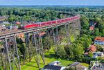 Der ECE 397 (København - Hamburg Hbf) hat mit EB 3204 und 3203 (Zugschluss) soeben in Rendsburg den Nord-Ostsee-Kanal in einer Höhe von 68 m überquert und rollt nun die südliche Schleife hinab. (21.07.2026) <i>Foto: Joachim Schmidt</i>