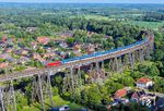 Aus Hamburg erklimmt EB 3238 der DSB mit dem Railjet 13462 nach København die Rampe zur Rendsburger Hochbrücke hinauf. Am Zugschluss hilft EB 3223 mit. (21.07.2026) <i>Foto: Joachim Schmidt</i>