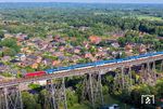 EB 3238 der DSB mit RJ 13462 nach København auf der Rendsburger Hochbrücke. Mit Auslieferung der 26 Vectron-Lokomotiven zwischen Dezember 2020 und Oktober 2021 übernahm Siemens die Gesamtverantwortung für die Instandhaltung der Loks für zehn Jahre ab Lieferung mit einer zusätzlichen Option für weitere fünf Jahre. (21.07.2026) <i>Foto: Joachim Schmidt</i>