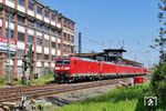 Das Signal T1 im Bahnhof Rüsselsheim zeigt Hp 1 für einen Lokzug mit sechs 185 (vorne 185 189) und einer 187 auf der Fahrt von Mannheim Rbf nach Gremberg. (30.04.2019) <i>Foto: Roland Hackl</i>