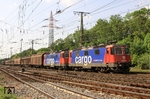 Die für SBB-Cargo tätigen Re 421 391 und 421 379 haben den Rangierbahnhof Gremberg erreicht. (11.05.2011) <i>Foto: Wolfgang Bügel</i>