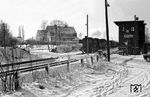 50 2868 (Bw Hamburg-Harburg) passiert mit einem Güterzug in Richtung Hamburg das Wärterstellwerk "Ho" des Bahnhofs Hittfeld, das bereits 1964 außer Betrieb ging.  (02.1954) <i>Foto: Jürgen Hagemann</i>