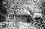93 758 vom Bw Buchholz (Kr Harburg) dampft durch den Winterwald bei Hittfeld. (02.1954) <i>Foto: Jürgen Hagemann</i>