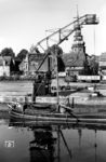 1952 erwarben die Stadtwerke Stade die Diesellok 1. Die zweiachsige Lok vom Typ 55 B stammte von MaK mit einer Spurweite von 900 Millimetern. Sie war mit der Fabriknummer 588 am 30. März 1936 vom Marine-Artillerie-Zeugamt Borkum in Dienst gestellt worden. Nach dem Ende des Zweiten Weltkriegs kam sie 1947 zur Borkumer Kleinbahn. 1949 ging sie an einen Hamburger Händler, der sie 1952 an die Stadtwerke Stade verkaufte. Dort wurde sie auf Normalspur 1435 mm umgebaut. 1963 wurde sie weiterverkauft. Das Bild zeigt Lok 1 vor der evangelisch-lutherischen Kirche St. Cosmae et Damiani am Burggraben in Stade. (1957) <i>Foto: Jürgen Hagemann</i>