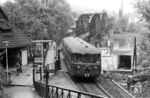 515 621 (Bw Hameln) ist über die Weserbrücke kommend im Haltepunkt Hameln-Klütt eingefahren. Es folgt der 316 Meter lange Klüttunnel durch den gleichnamigen Berg. Die beiden Tunnelportale wurden mit der Stilllegung der Bahnstrecke 1980 versperrt. (05.1972) <i>Foto: Jürgen Hagemann</i>