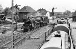 18 323 setzt im Bahnhof Soltau um. Das Wärterstellwerk "So" aus dem Jahr 1935 ist auch 2026 noch in Betrieb. (27.05.1966) <i>Foto: Jürgen Hagemann</i>