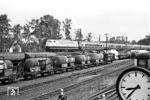 E 03 002 befördert den TEE 56 "Blauer Enzian" auf der Fahrt von Hamburg-Altona nach München durch Celle. Die Gleise im Vordergrund gehören zur OHE. In den 1960er Jahren bestand der Zug aus drei Abteilwagen der Bauart A4vüm-65 (Avmz 111), zwei Großraumwagen A4püm (Apmz 121) und einem Speisewagen der Bauart WRmz 132. 1966 war der Zug mit einer durchschnittlichen Reisegeschwindigkeit von 106 km/h der schnellste Zug der DB.  (27.05.1966) <i>Foto: Jürgen Hagemann</i>