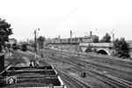 Eine E 41 hat mit einem Eilzug soeben den Bahnhof Celle verlassen und fährt am Gelände der OHE vorbei. (27.05.1966) <i>Foto: Jürgen Hagemann</i>