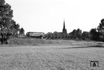 Ein einzeln fahrender 798 auf der Fahrt zu damaligen Endstation Lübbow auf der Brücke über die Alte Jeezel bei Dannenberg Ost mit der St-Johannis-Kirche. (09.1969) <i>Foto: Jürgen Hagemann</i>