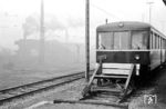 Im Nebel verlässt eine 44er den Bahnhof Koblenz Mosel Gbf in Richtung Mosel. Im Bw steht ein 826 (Steuerwagen des ET 426). (09.1974) <i>Foto: Jürgen Hagemann</i>