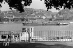 Blick vom linksrheinischen Koblenzer Rheinufer auf eine 140, die mit einem Güterzug in Ehrenbreitstein südwärts fährt. (09.1974) <i>Foto: Jürgen Hagemann</i>