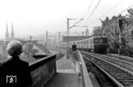 Ein 426 hat soeben die Gülser Moselbrücke passiert und erreicht in Kürze den Haltepunkt Güls. (09.1974) <i>Foto: Jürgen Hagemann</i>