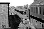 Ein ET 165 der Zuggruppe A ist im alten S-Bahnhof Putlitzstraße eingefahren. 1966 musste das alte oberirdische Empfangsgebäude abgerissen werden, da die Kriegsschäden bis dato nur notdürftig ausgebessert worden waren. Bereits 1976 musste der schlichte Neubau wieder weichen, diesmal war der Neubau der Putlitzbrücke, von der das Foto entstand, ausschlaggebend dafür. Die Arbeiten wurden 1979 abgeschlossen, der Bahnsteig war nunmehr über je eine Treppe pro Straßenseite zu erreichen. Im Zuge des Umbaus der Station wurde der Bahnsteig um etwa 100 m nach Westen verlängert, sodass dort ein direkter Zugang zur U-Bahn entstand. 1980 wurde die Station als Folge der Einstellung des S-Bahn-Verkehrs auf der Ringbahn nach dem seinerzeitigen Reichsbahnerstreik geschlossen. Bahnsteig und Zugänge wurden nach 1990 im Zuge der Wiederherstellung der nördlichen Ringbahn neu errichtet, hierbei wurde auch der Zugang zur U-Bahn wiederhergestellt. Der S-Bahnhof konnte am 19. Dezember 1999 unter dem Namen "Westhafen" wiedereröffnet werden. (09.1964) <i>Foto: Jürgen Hagemann</i>