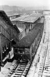 Ein ET 165 fährt in den Bahnhof Westend ein. Das Foto ist ein Nachschuss, der Zug auf der Zuggruppe A wird weiter Richtung Westring fahren. Im Hintergrund ist die Stahlbetonbrücke der Stadtautobahn Fahrtrichtung Norden zu sehen, die im Frühjahr 2025 wegen schwerer Schäden abgerissen wurde. (12.1965) <i>Foto: Jürgen Hagemann</i>